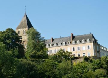 L’église priorale et paroissiale du Grand Saint-Jean à Château-Gontier, vue depuis la Mayenne qui coule en contrebas